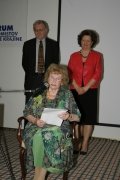 prejemnica Velike nagrade odličnosti in mojstrstva Otočec 2009 primadona Vilma Bukovec. Podelila sta jo S. Pregl in Z. Bajc