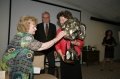 nagrajenka primadona Vilma Bukovec občuduje skulpturo