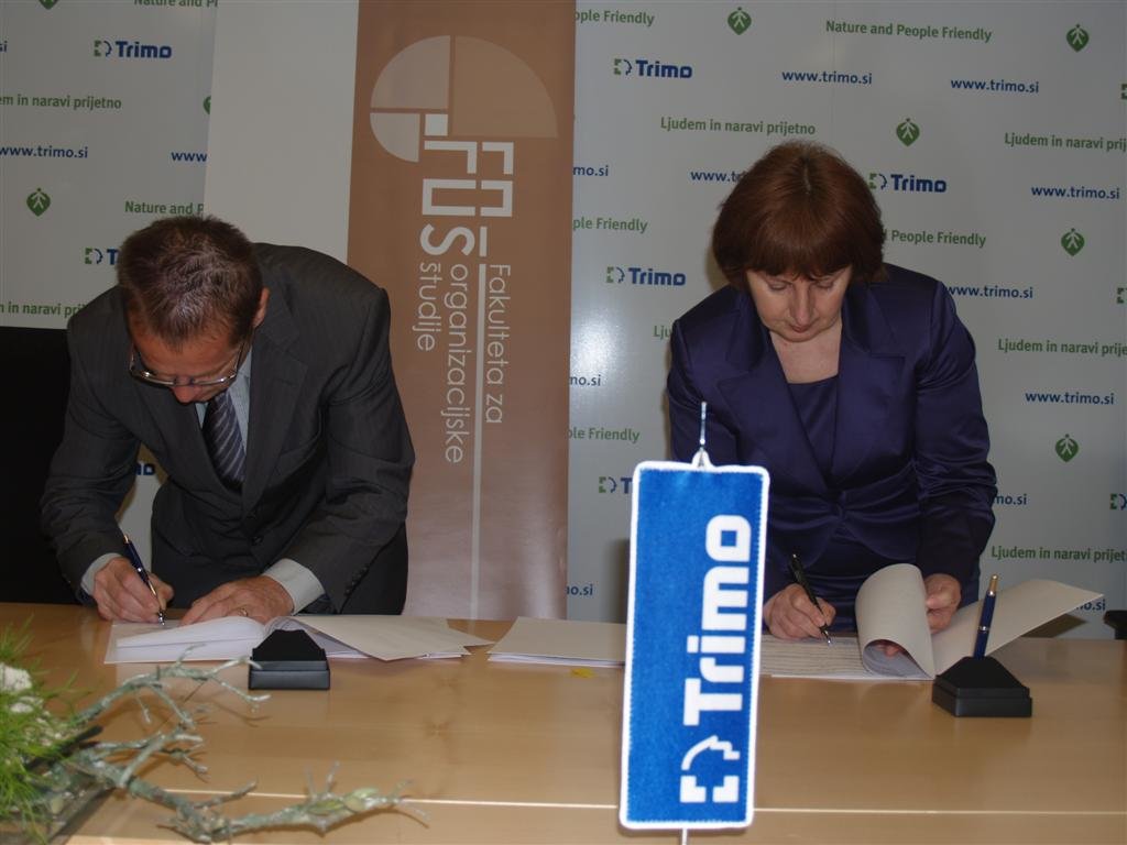 Tatjana Fink, direktorica Trima d.d. in doc. dr. Boris Bukovec, dekan FOŠ ob podpisu pogodbe.