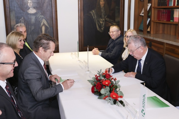 Izjavo o ustanovitvi enotne javne univerze v Novem mestu podpisal tudi dekan FOŠ